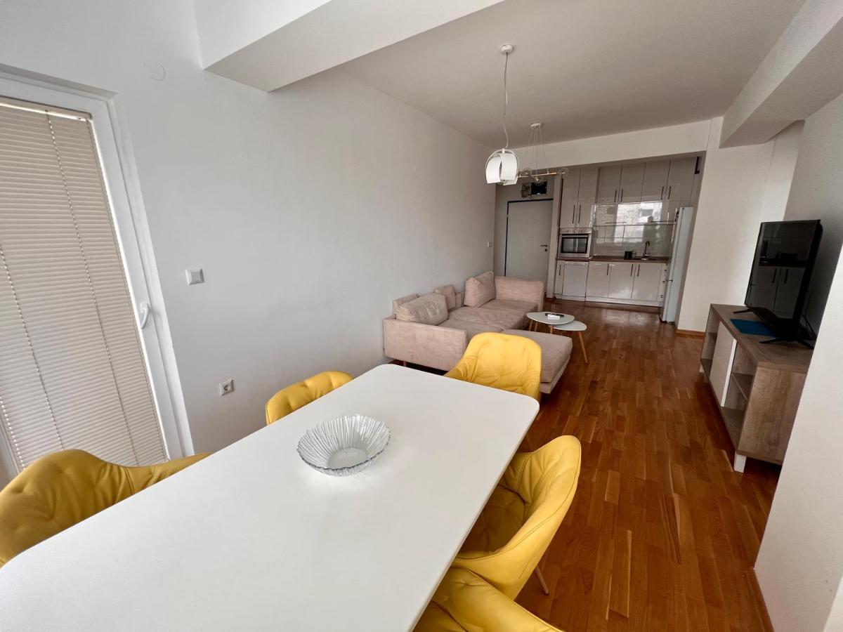 High-End Spacious Apartment Next To City Mall 斯科普里 外观 照片