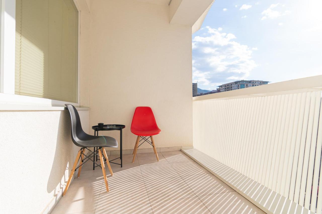 High-End Spacious Apartment Next To City Mall 斯科普里 外观 照片